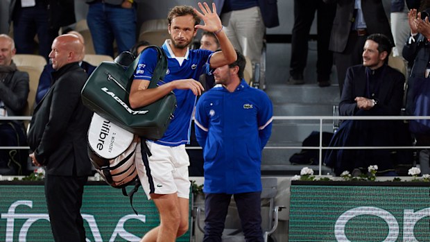  Daniil Medvedev leaves the court after his loss to Marin Cilic 