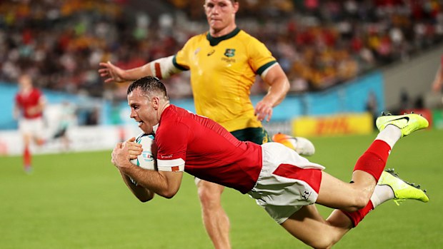 Gareth Davies of Wales goes over to score 