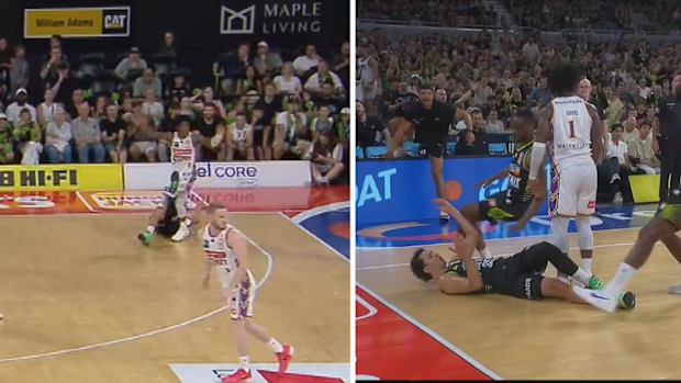 Kendric Davis è intrappolato in un violento corpo a corpo in campo.