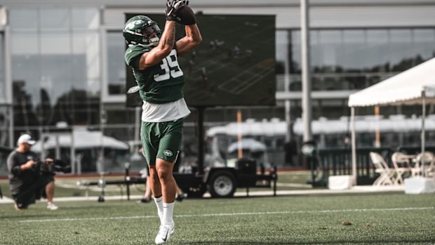 Val Holmes makes a completion in Jets training camp