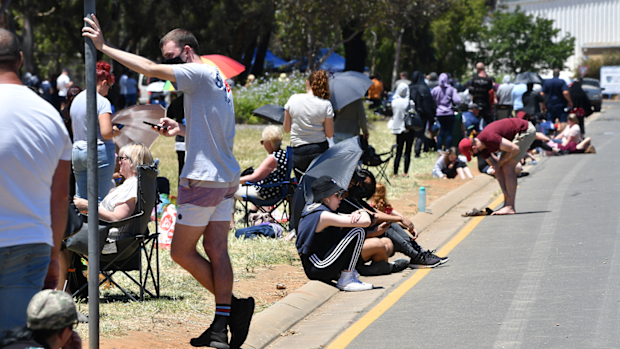 People are seen queuing up at the Parafield Gardens COVID testing centre on November 17, 2020 in Adelaide, Australia. (Photo by David Mariuz/Getty Images)