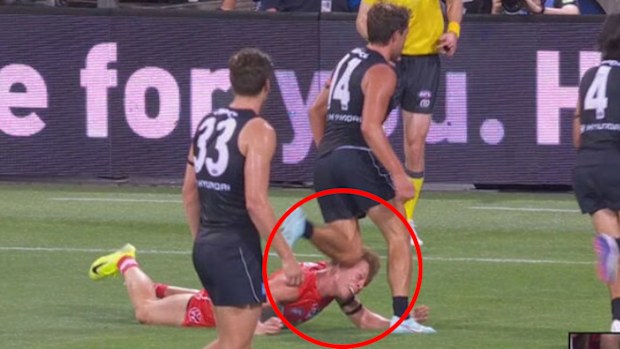 Ollie Florent on Isaac Heeney.
