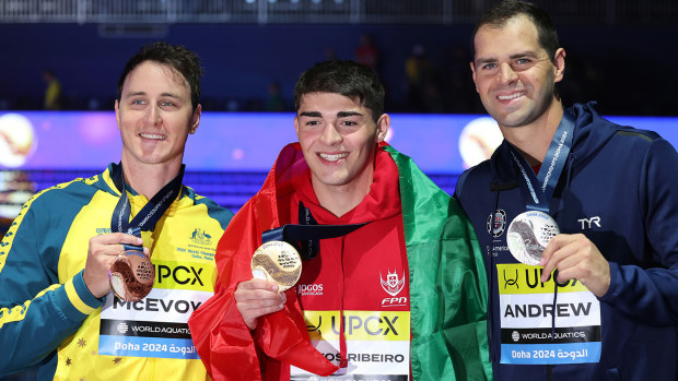 Cameron McEvoy (left) with his bronze medal.