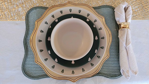 Christmas table setting, tablescape, green and gold theme, Kmart