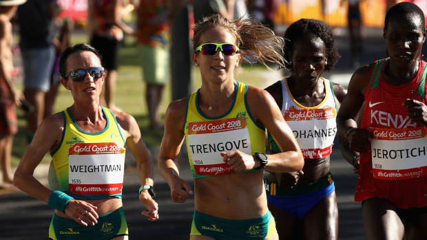 Lisa Weightman (left) and Jessica Stenson (née Trengove) contesting the 2018 Commonwealth Games on the Gold Coast.