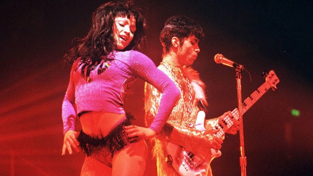 Prince performs on stage with his former wife, Mayte Garcia in 1995. (Getty)