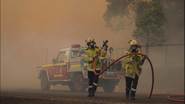 Firefighters are battling to contain a fast-moving blaze in Perth's north-east.