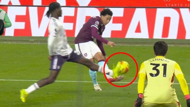 Manchester United yıldızı Ayden Heaven, Burnley karşısında kendi kalesine gol atarken.