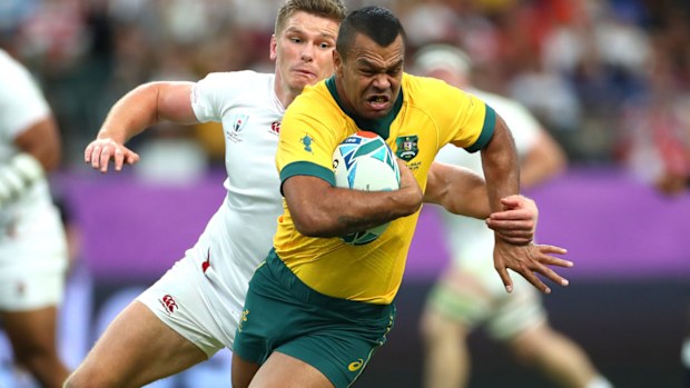 Kurtley Beale of Australia evades Owen Farrell of England 