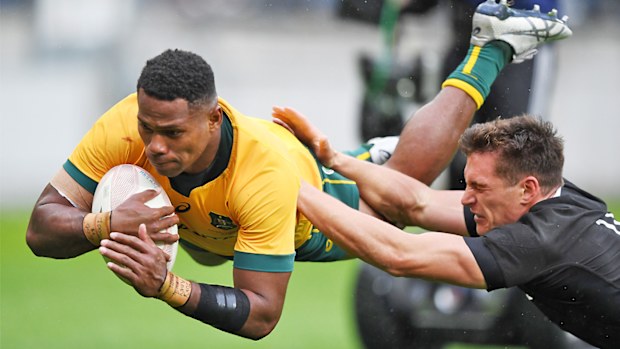 Filipo Daugunu of the Wallabies scores a try