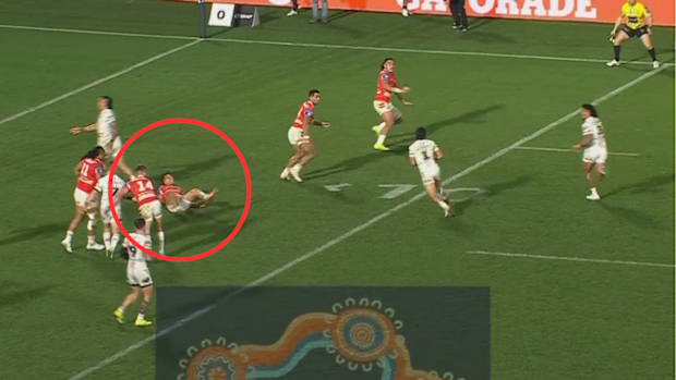 Lyhkan King-Togia is taken out by a Warriors player.