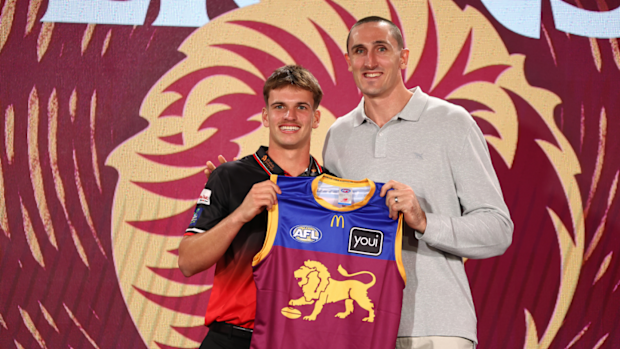 Daniel Annable presentó su jersey Brisbane de Oscar McInerney.