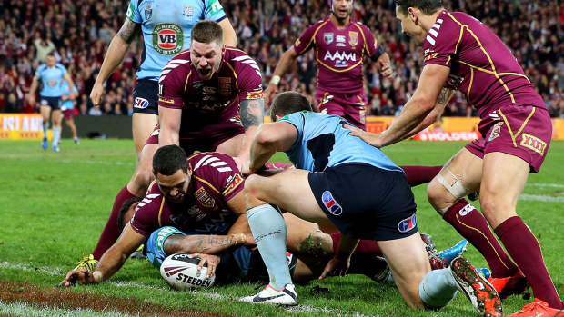 Greg Inglis scores for the Maroons: 2013 State Of Origin II - QLD v NSW