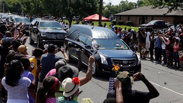 A hearse carrying Muhammad Ali's coffin drives the streets of Louisville. (AAP)