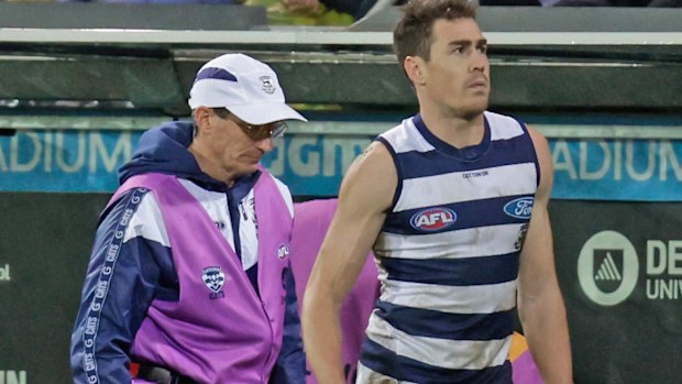 Jeremy Cameron of the Cats speaks with medical staff 