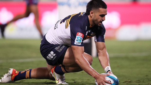  Tom Wright of the Brumbies scores a try