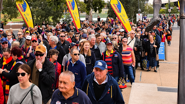 Los fanáticos acuden en masa al Adelaide Oval para la Gran Final de la AFLW 2019.