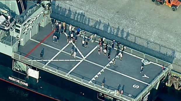Bushfires Australia: First rescue ship arrives in Hastings carrying fire evacuees from Mallacoota