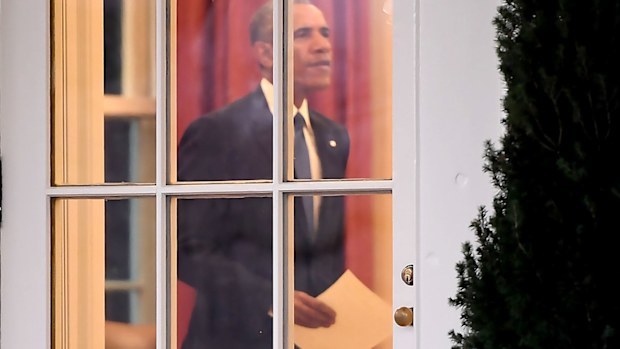 Barack Obama holds a note for his successor Donald Trump in the Oval Office on the day of the new president's inauguration. (AFP)