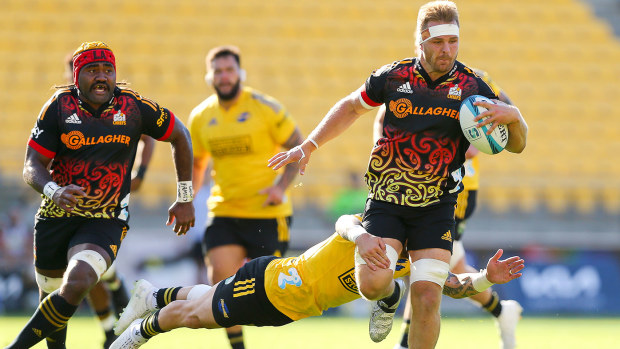  Sam Cane of the Chiefs makes a break