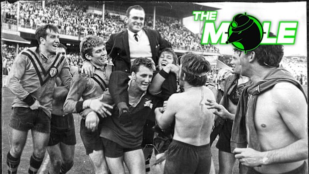 Joe Walsh, John Spencer ve Gary Leo, Balmain'ın 1969 grand finalini kazandıktan sonra Leo Nosworthy'yi SCG'den taşıyor.