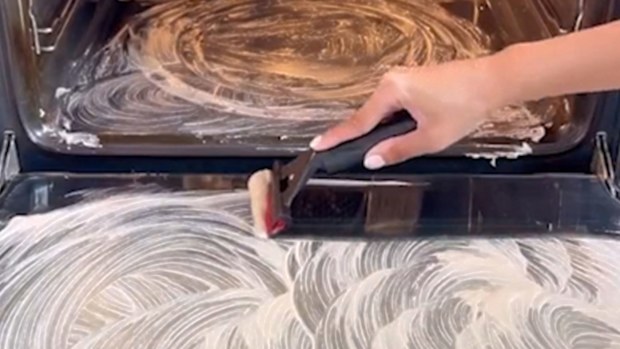 how to clean an oven