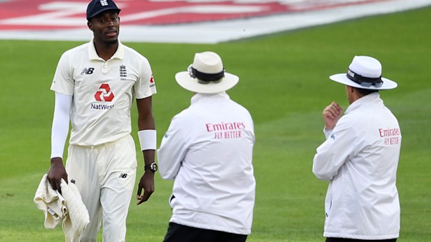 Jofra Archer of England talks to umpires Richard Illingworth and Richard Kettleborough about bad light.