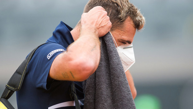 Benoit Paire retires from the Hamburg Open.