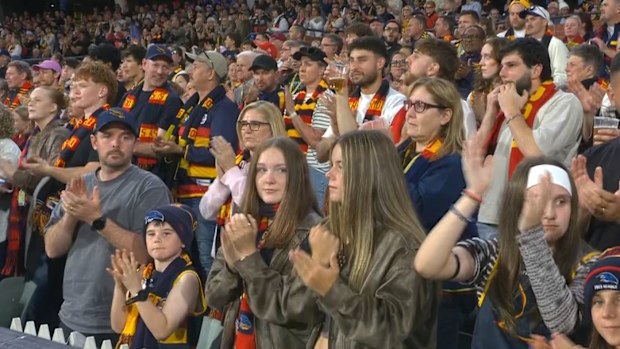 The crowd pays tribute to Jaryd Dawson.