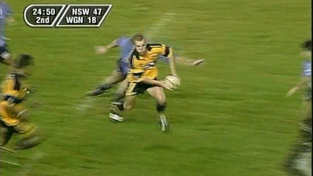 Christian Cullen's dummy fools the Waratahs defence.