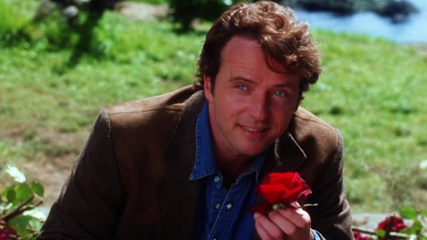 Aidan Quinn as Officer Gary Hullet in Practical Magic.