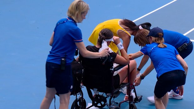 Marina Stakusic, diz sakatlığı sonrası tekerlekli sandalyeye alınıyor.