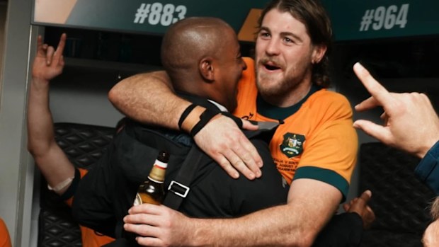 George Gregan Fraser McReight'i kutluyor.