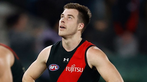 Il capitano Essandon Zach Merrett è scoraggiato dopo la sconfitta per Gold Coast nel round 22.