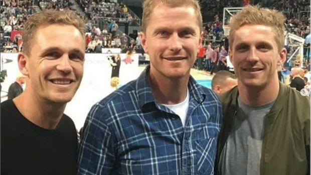 Joel Selwood (a sinistra) ha reso omaggio a suo fratello Troy (metà).