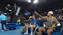 Nick Kyrgios addresses the umpire. 