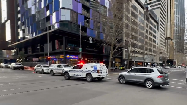 A man has died after he was shot in Melbourne's CBD this morning. Victoria Police homicide detectives will today comb the scene at the corner of Franklin and Elizabeth Street.
