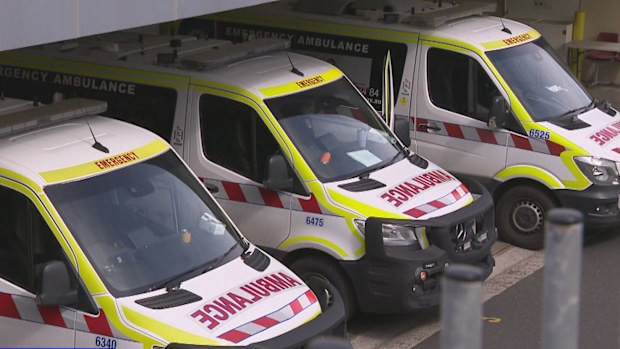 The Victorian Ambulance Union is arguing an Ambulance Victoria (AV) intensive care crew shouldn't have been stuck in a corridor with a non-urgent patient when a man in cardiac arrest needed help.