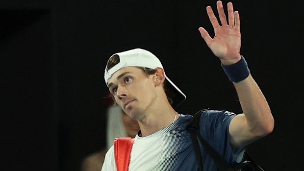 Alex de Minaur of Australia acknowledges the crowd as he leaves the court after his defeat by Jannik Sinner of Italy in the Men's Singles Quarterfinal during day 11 of the 2025 Australian Open at Melbourne Park on January 22, 2025 in Melbourne, Australia. (Photo by Clive Brunskill/Getty Images)