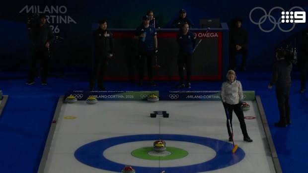 Cortina Curling Olimpiyat Stadyumu'ndaki karışık çiftler turu aniden karanlığa gömüldü.