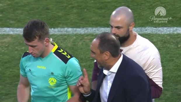 Michael Valkanis hakemle konuşuyor.