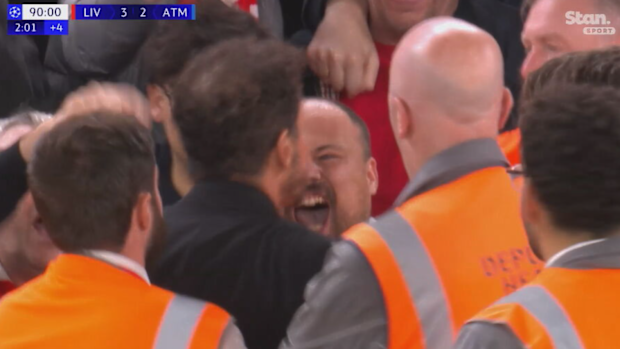Diego Simeone lo entra con i fan di Liverpool.