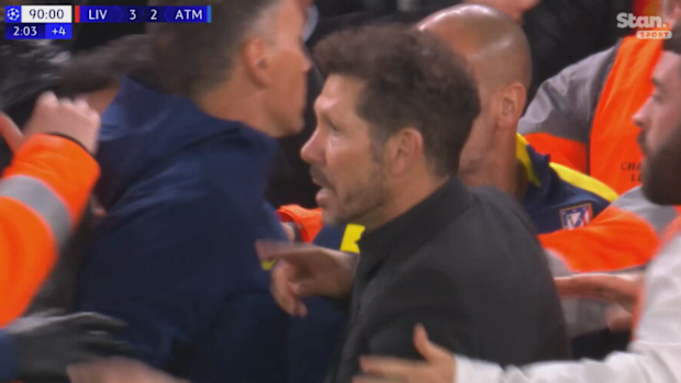 Diego Simeone lo entra con i fan di Liverpool.