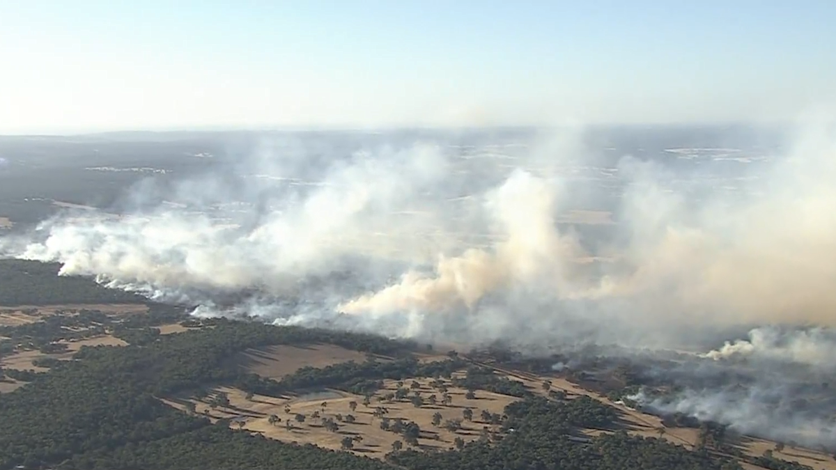 The Lakes bushfires: Perth properties under threat from fast-moving ...