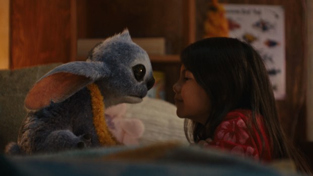 (L-R) Stitch and Maia Kealoha as Lilo in Disneys live-action LILO & STITCH. Photo courtesy of Disney. © 2025 Disney Enterprises Inc. All Rights Reserved.