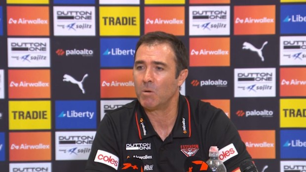 El entrenador de Essendon, Brad Scott, habla después del partido.