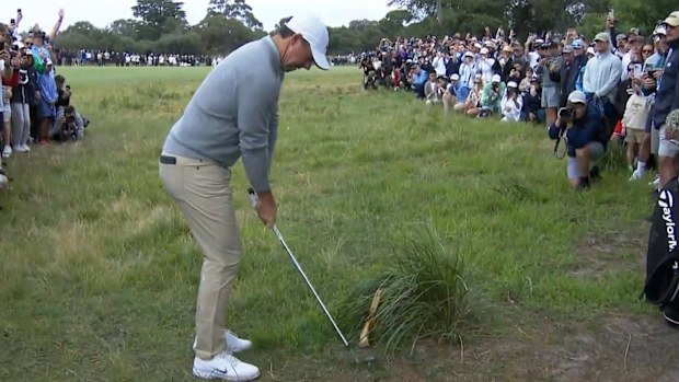 Rory McIlroy, muz kabuğunun yanındaki bir vuruş yapmak zorunda kaldı.