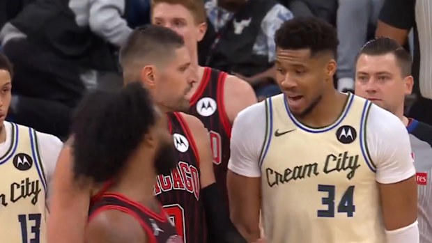 Giannis ve Vucevic, dunk sonrası tartışma yaşıyor.