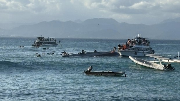 The Tanis Express, which charters tourists to Lembongan and Penida, began to take in water after it was struck by large waves shortly after departing Lembongan Village for Sanur yesterday afternoon. 