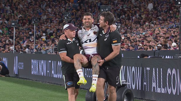 Adam Reynolds, saha dışına yardım edilerek çıkarılıyor.